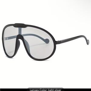 Modern Black Sunglasses with Light Silver Lenses
0393